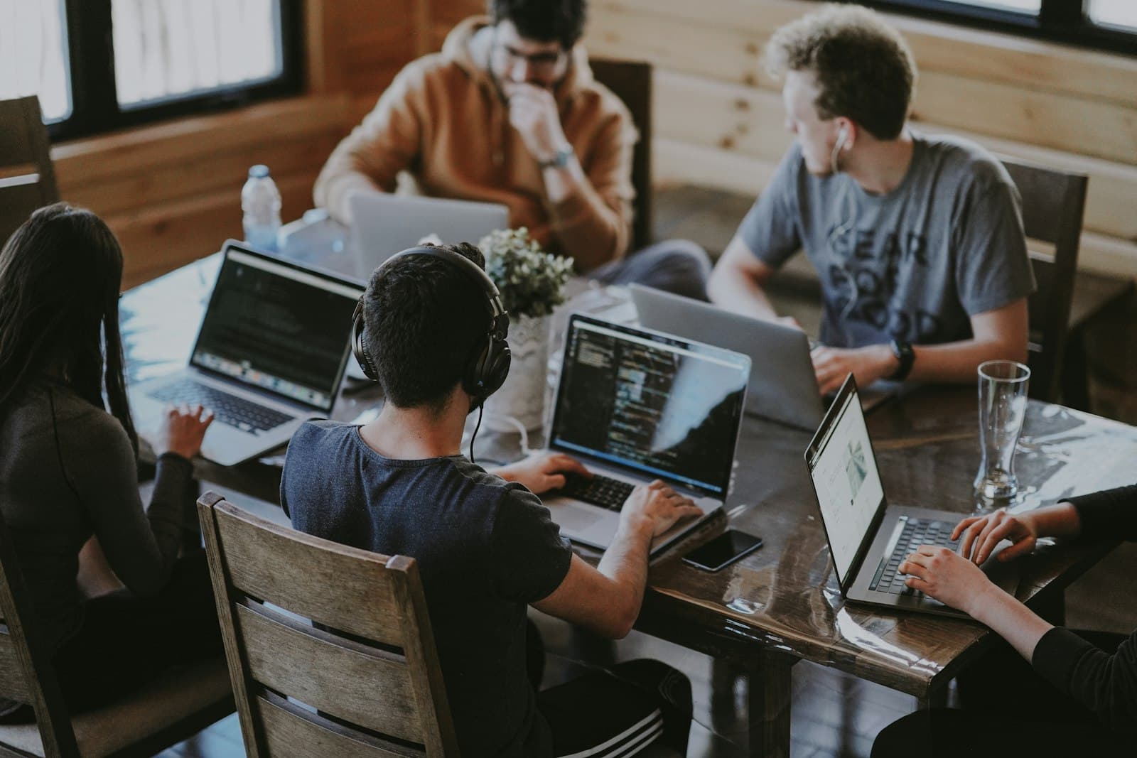 Manager et commerciaux en réunion